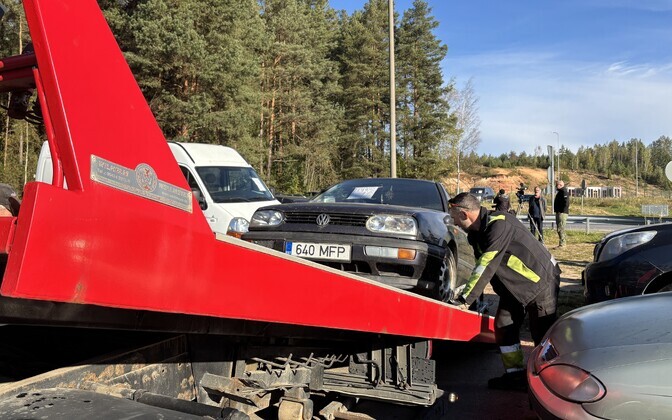 Illegally parked vehicles removed from Estonia's Koidula border crossing | News