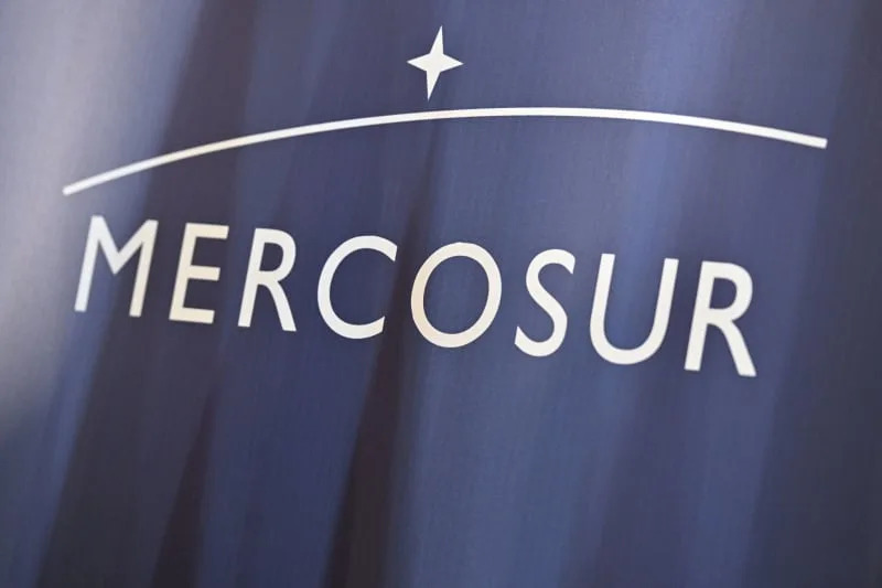 The Mercosur logo can be seen on the sidelines of the summit of the economic alliance. Santiago Mazzarovich/dpa