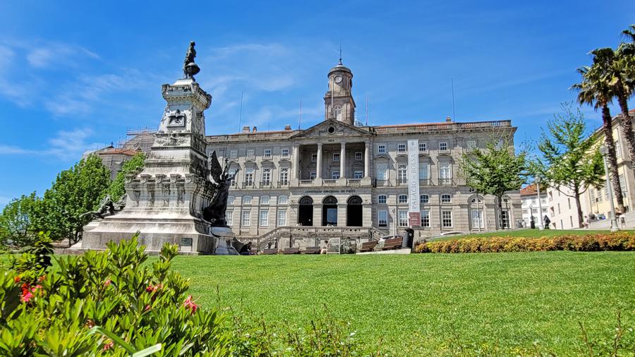 In Porto, an unusual Swiss coat of arms stands out in the Stock Exchange Palace
