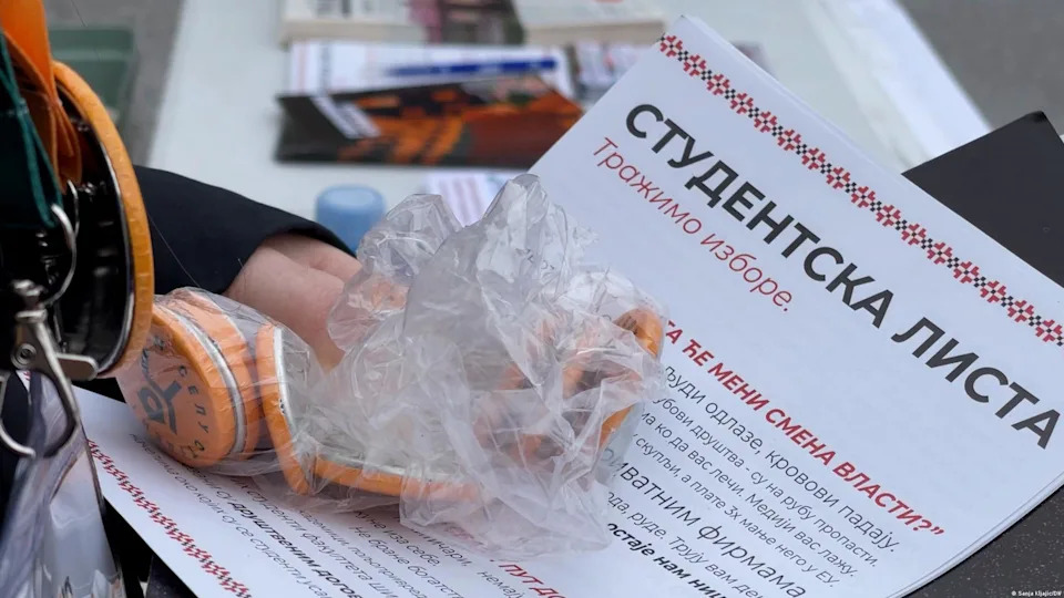 Students distribute flyers with information about the students' list of candidates for the next parliamentary election and their demand for a snap poll<span class="copyright">Sanja Kljajic/DW</span>