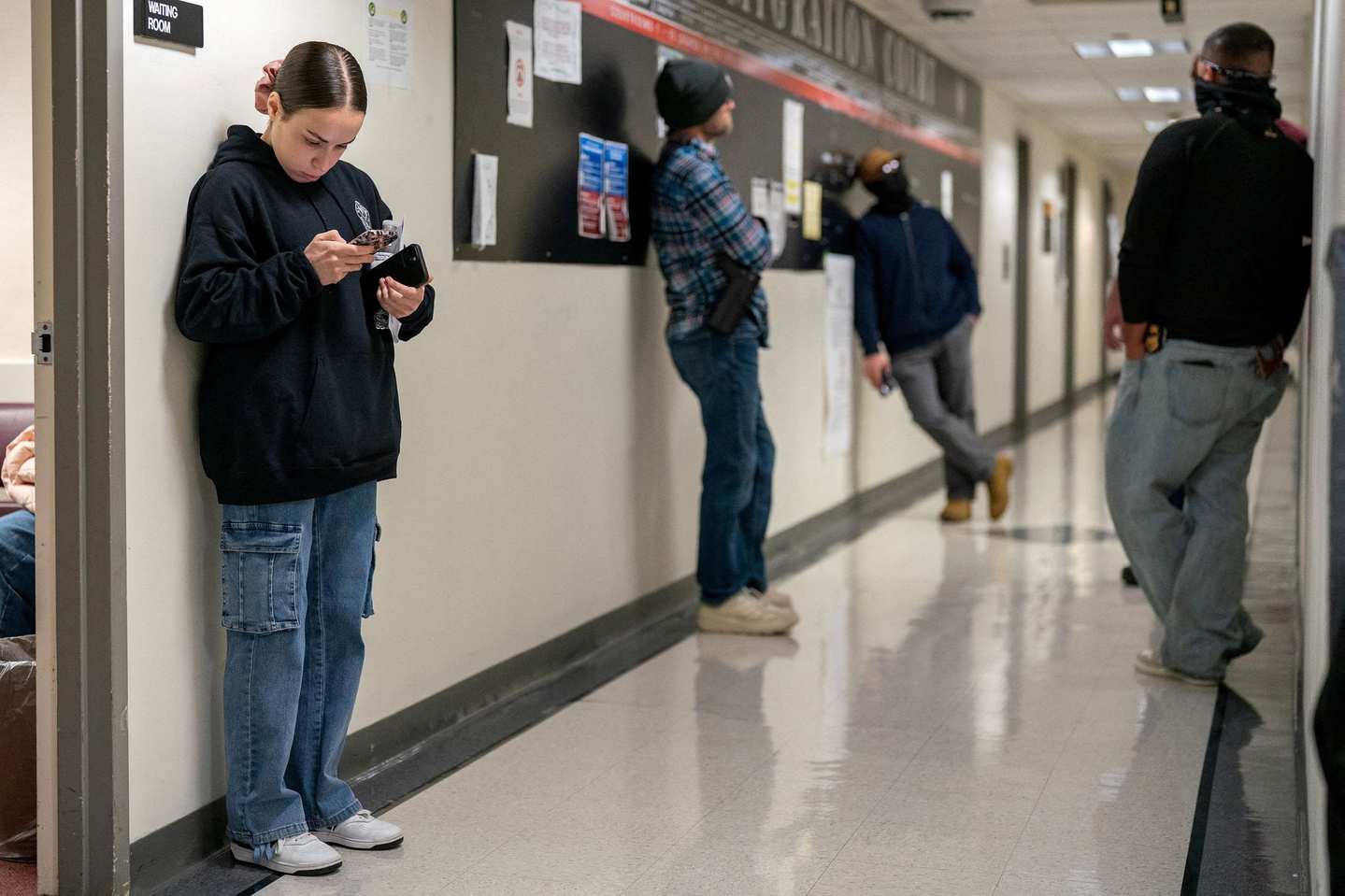 Federal immigration officers wait for respondents in a hallway to conduct targeted detainments at U.S. immigration court in Manhattan, New York, on Jan. 12. [REUTERS/YONHAP]