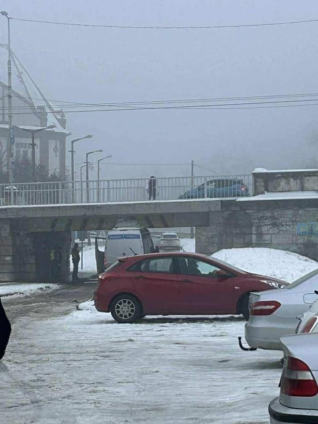 In Szeged, the police sprinter got stuck under the bridge with a height limit of 2.5 m