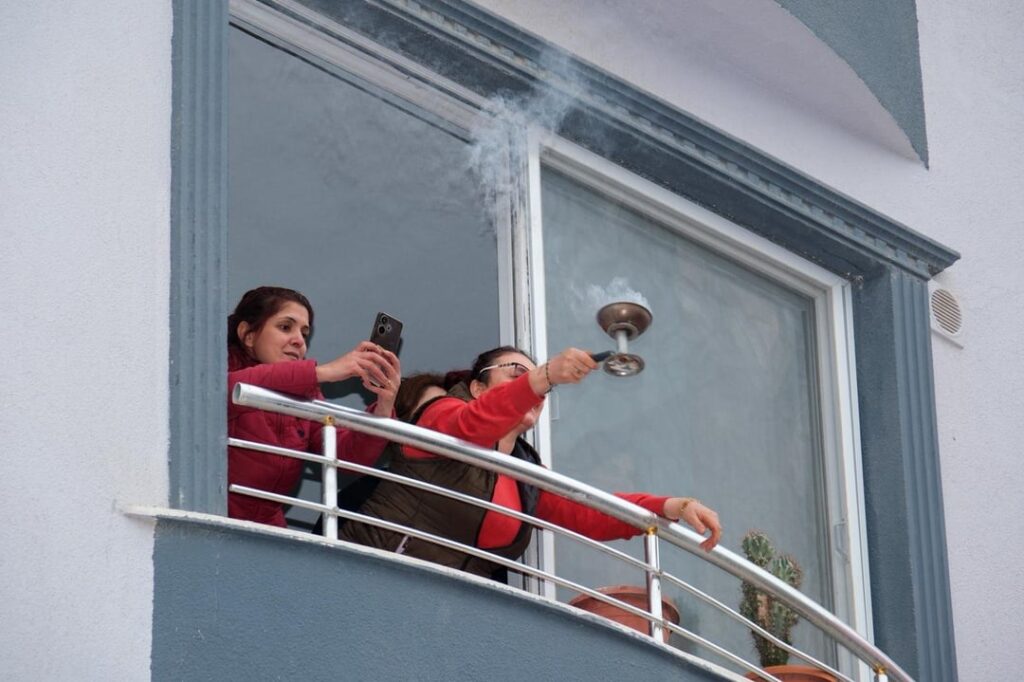 In Hatay, citizens burned incense to protect Özgür Özel from evil eyes. Children watching the rally from their balconies were seen carrying "Yeruhe Ya Ekrem" signs, using a common word of endearment in Antakya Arabic, meaning "my soul" in Arabic.