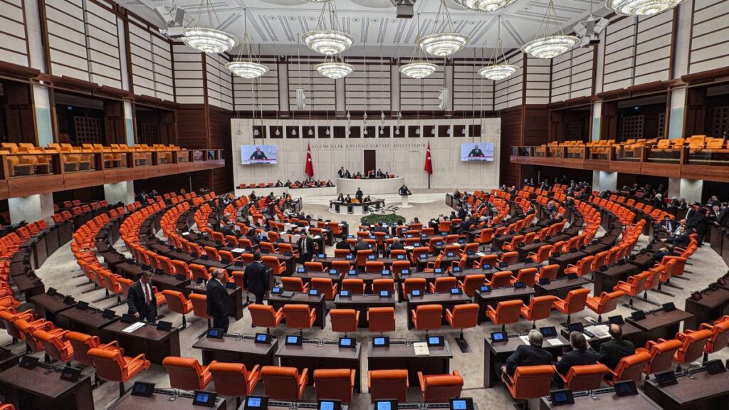 Deputy transfers boost Türkiye’s ruling, opposition parties