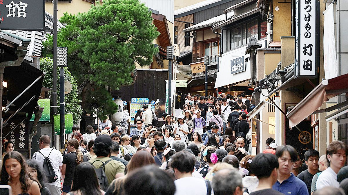 Visitors crowd a street leading to Kiyomizu Temple in Kyoto, Japan, July 18, 2025. [REUTERS/YONHAP]