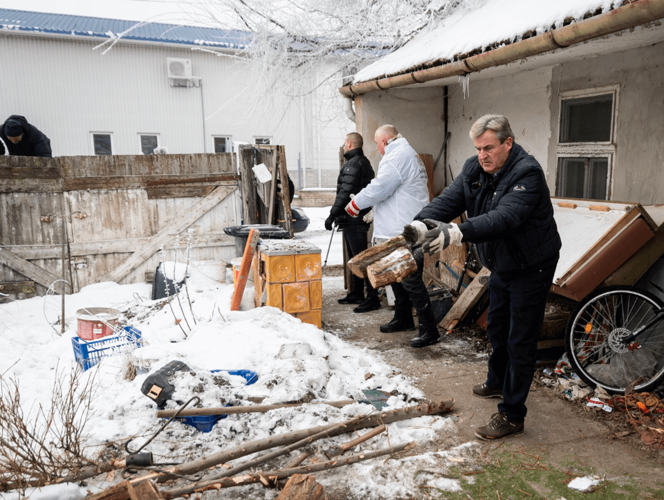 He really did :D Captain István, true to his promise, really participated in the firewood distribution in Jászberény