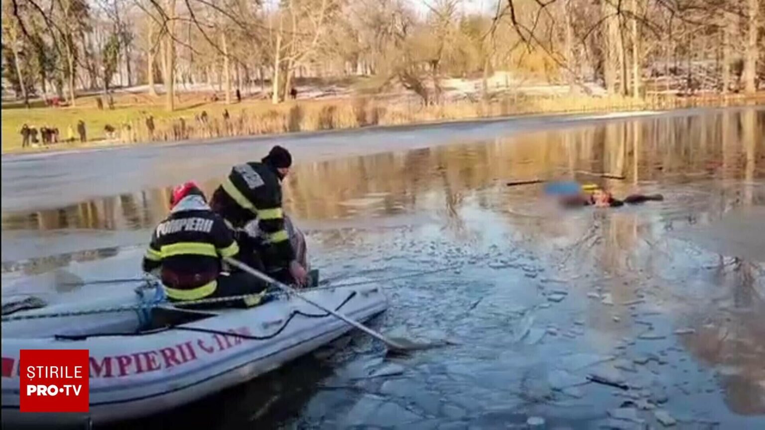 A Nepalese man saved a little girl who had fallen into the frozen lake in a park in Craiova