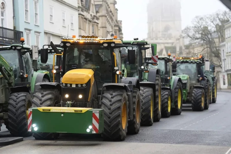 Farmers protest outside the Oxford Farming Conference at the Examination Schools in Oxford, where Environment, Food and Rural Affairs Secretary Emma Reynolds delivers a speech. Andrew Matthews/PA Wire/dpa