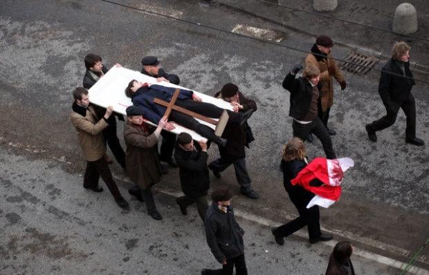 He could have followed the orders of the authorities and nothing would have happened to him... why did he go there at all? Fuck around - find out!