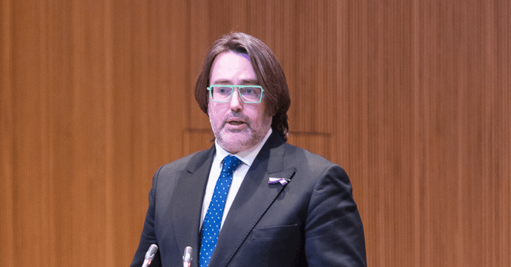 Naudi plants vetting the 'burca' in the andorra public space appealing to the precedents of Spain and France