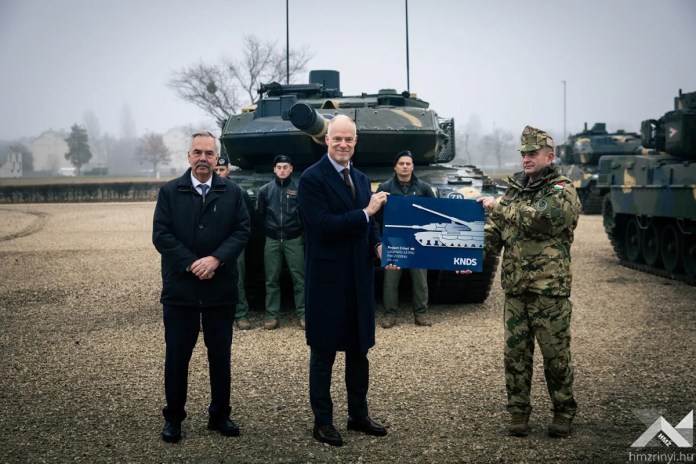 Authorities at the delivery of the last Leopard 2A7HU 