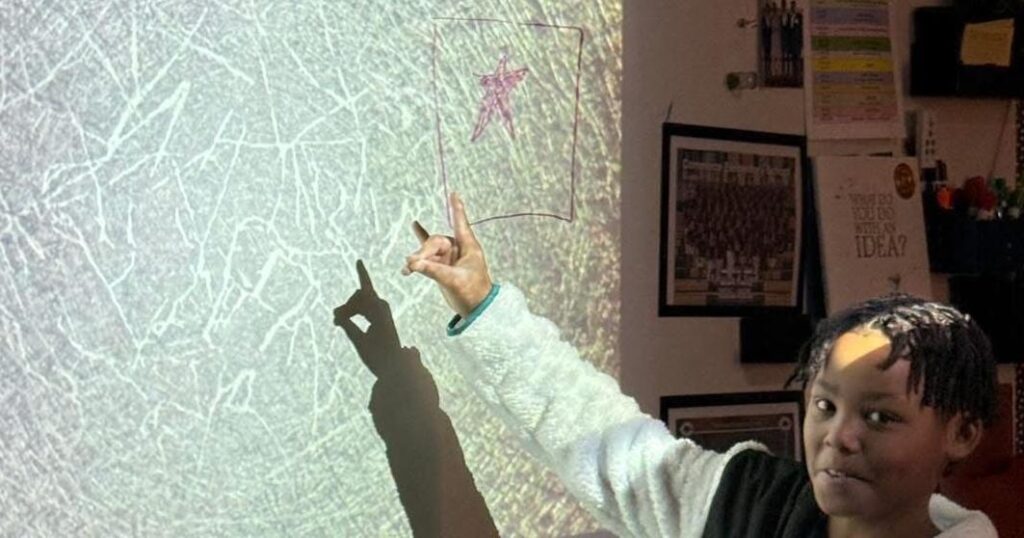 Hands-on science lesson teaches Commerce students about light | School Hands-on science lesson teaches Commerce students about light | School