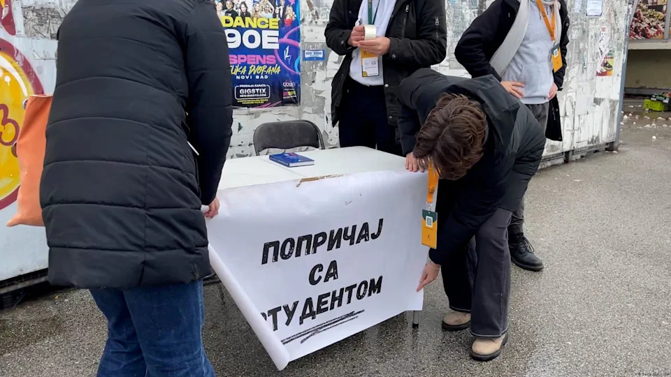Students are out on the streets, talking to citizens and listening to their concerns. The sign at this improvised campaign stand reads 'Talk to a student'<span class="copyright">Sanja Kljajic/DW</span>