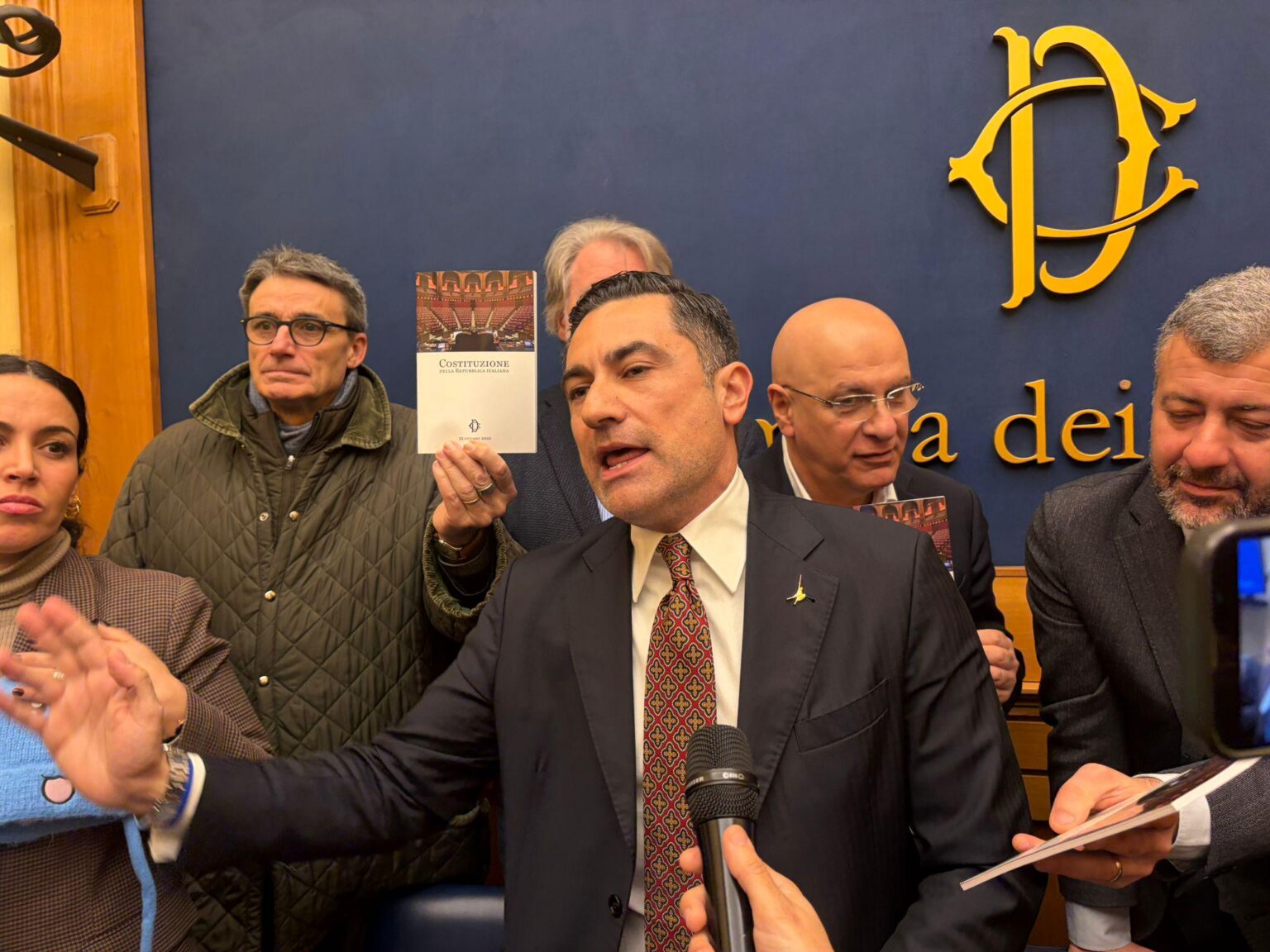 press conference on remigration with Casapound in the Chamber ends in chaos and is cancelled, all today's press conferences were also canceled due to public order and Piazza Montecitorio was closed. The opposition occupies the room and sings Bella Ciao