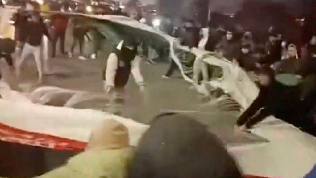 Iran: “Death to the Islamic Republic,” protesters chant – Mullah regime shuts down internet
