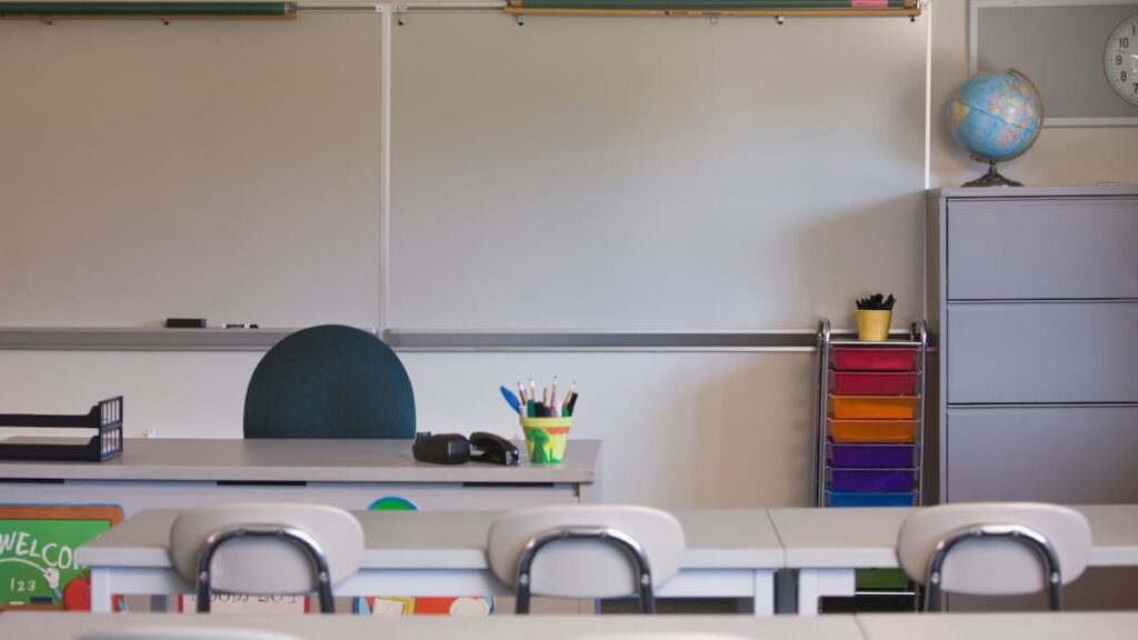 Schools start year hundreds of teachers short as vacancies climb 12%