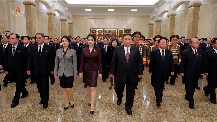 North Korean leader Kim Jong-un, fifth from left, alongside his daughter, Ju-ae, fourth from left, and his wife, Ri Sol-ju, third from left, visits the Kumsusan Palace of the Sun on Jan. 1, in this photo released by the North's Korean Central News Agency the following day. Yonhap