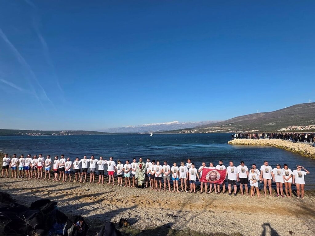 For the second year in a row, Serbs are swimming for the cross in Karina (near Zadar) with a flag that caused great controversy even in Serbia itself because it is a flag used by Russian paramilitary formations and the notorious Wagner! Second picture: Anja Šimparga (SDSS) claims that swimming for the cross was also held in 1933 in Split (!??)