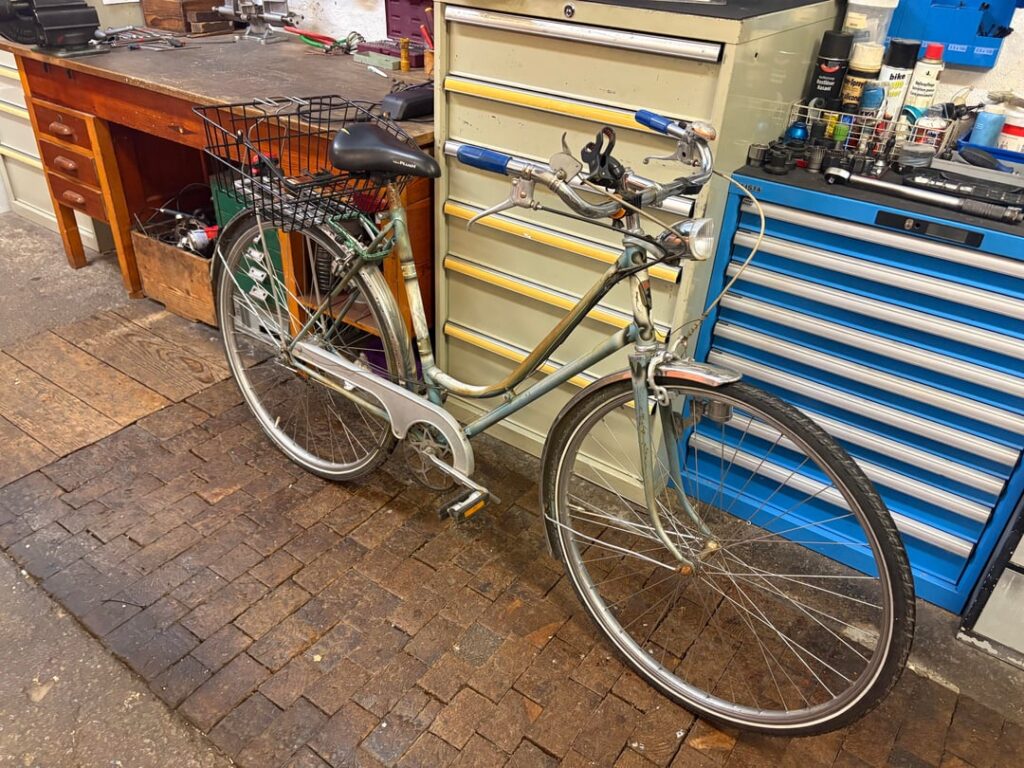 Found this Swiss survivor today for free! 1960s Tebag Mixte. Should I go full restore or just a "sympathetic" clean?