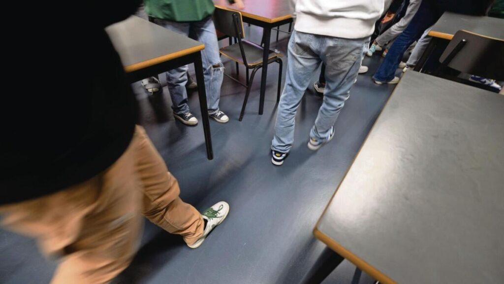 Armed men enter school and shoot in the air in Almada