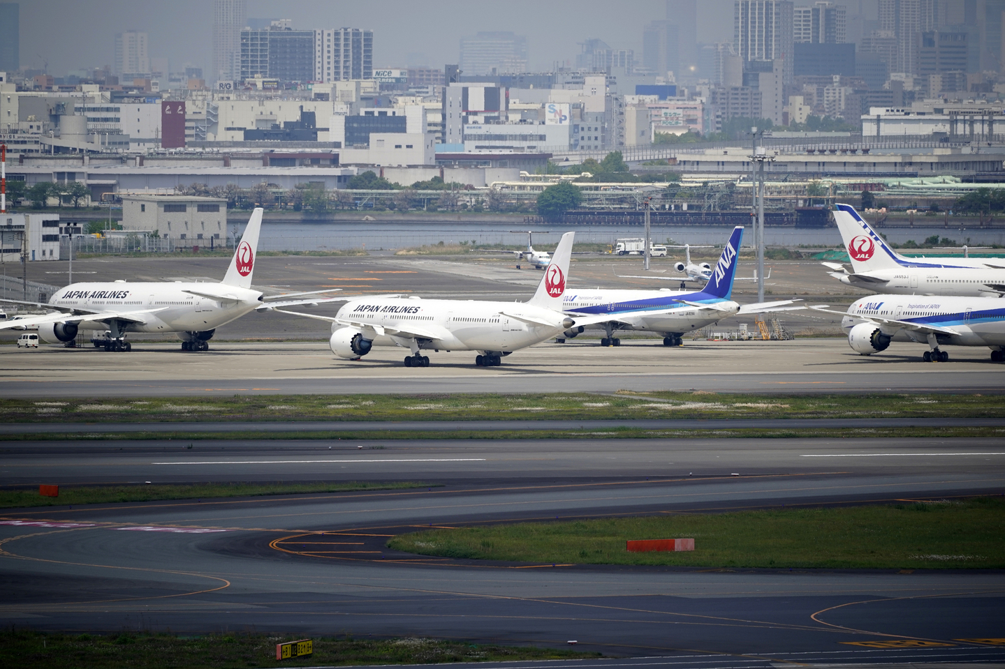 Grounded Japan Airlines (JAL) and All Nippon Airways (ANA) aircraft are parked at Haneda Airport in Tokyo on April 30, 2020. [EPA/YONHAP]