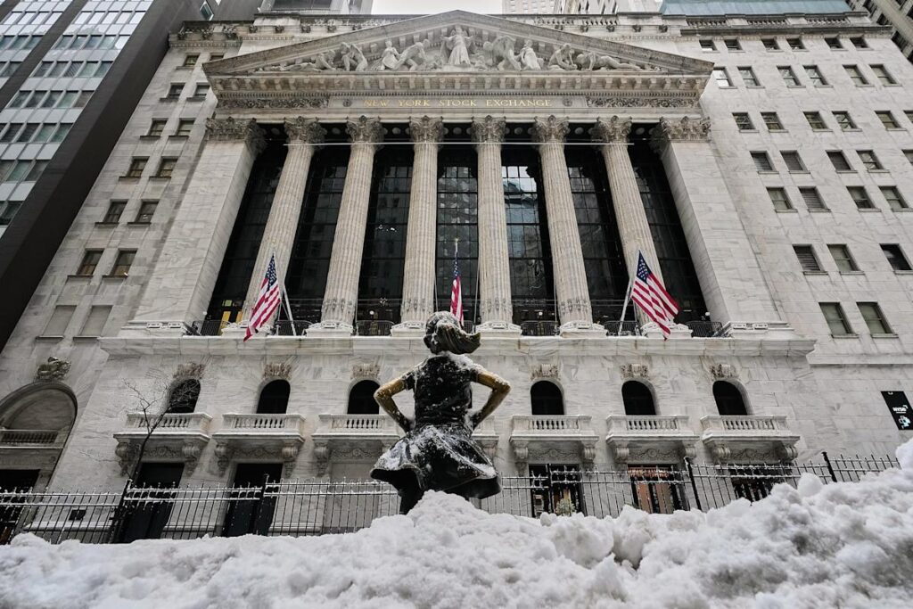 FTSE slips and S&P 500 crosses 7,000 mark as traders await Fed rate decision and Big Tech earnings