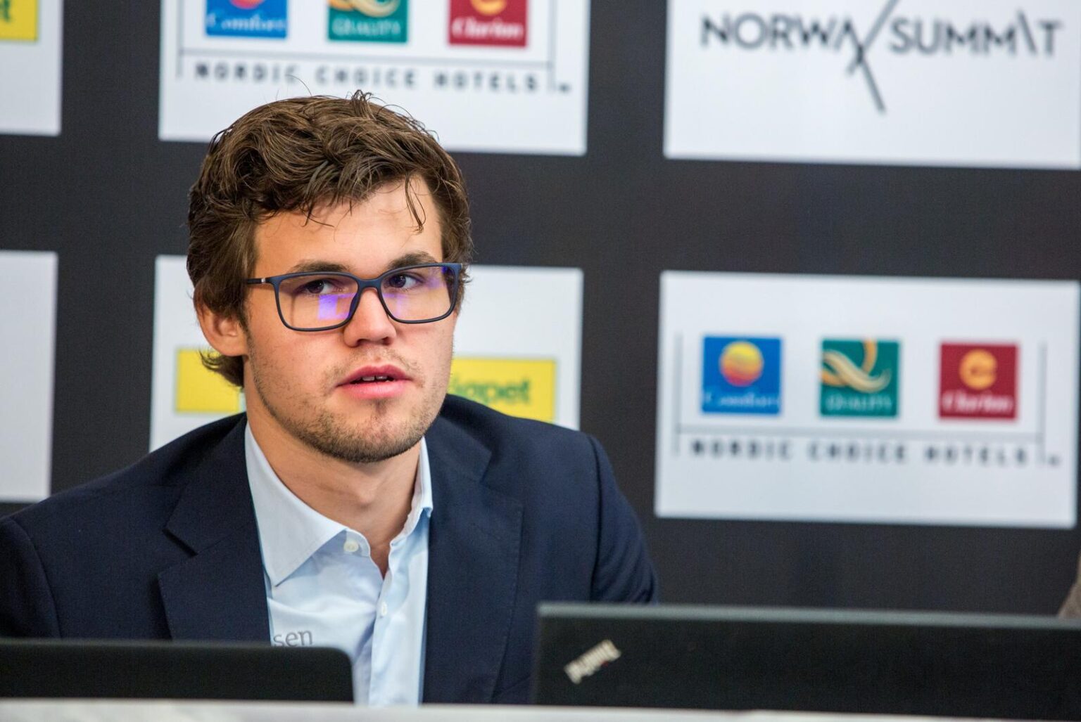 What does the Norwegian Chess Federation gains by not joining the Norwegian Confederation of Sports?
