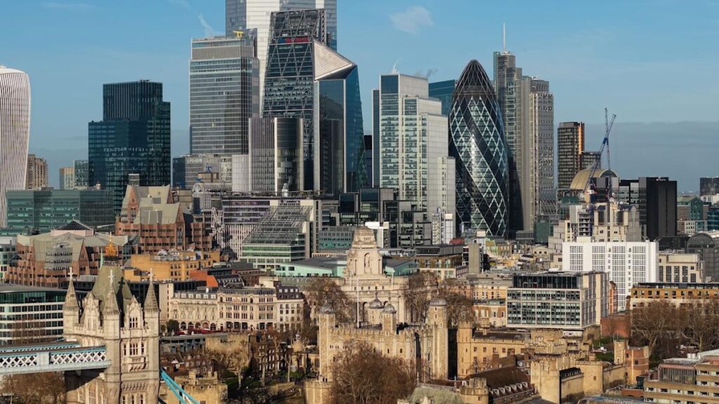 London rises to record high as UK economy returns to growth
