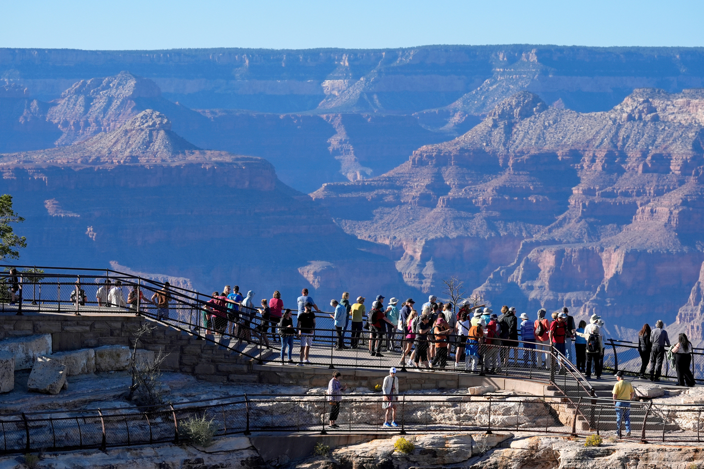 Tourists flock to Mather Point at Grand Canyon National Park, Oct. 1, 2025, in Grand Canyon, Arizona. [AP/YONHAP]