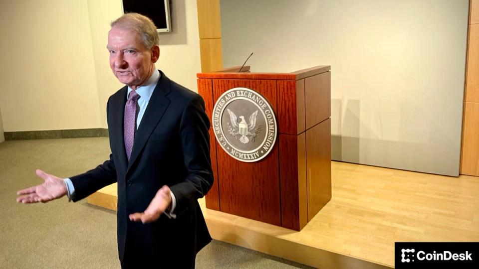 Democrats slam SEC for dropping crypto cases amid Trump ties