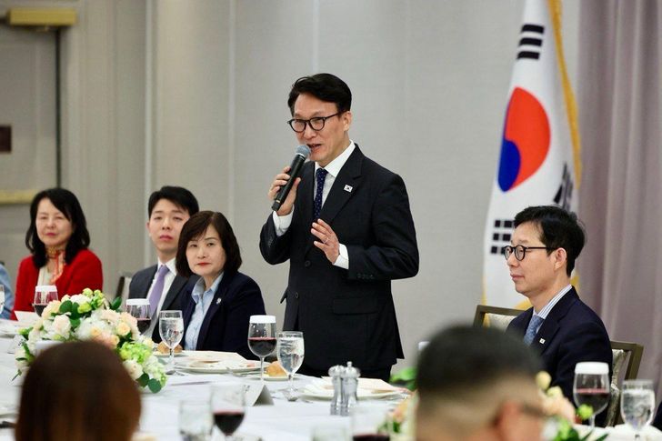 Prime Minister Kim Min-seok (standing) makes remarks during a meeting with Korean residents in the New York area at a hotel in the city, Saturday (local time). Courtesy of Prime Minister's office 
