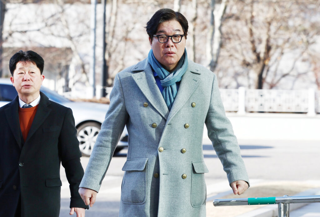 Kim Sung-tae, the former chairman of Ssangbangwool and a central figure in the suspected attempt to influence testimony in the company’s alleged remittance to North Korea, arrives at the Seoul High Prosecutors' Office building in Seocho District, southern Seoul, on Jan. 8. [NEWS1]