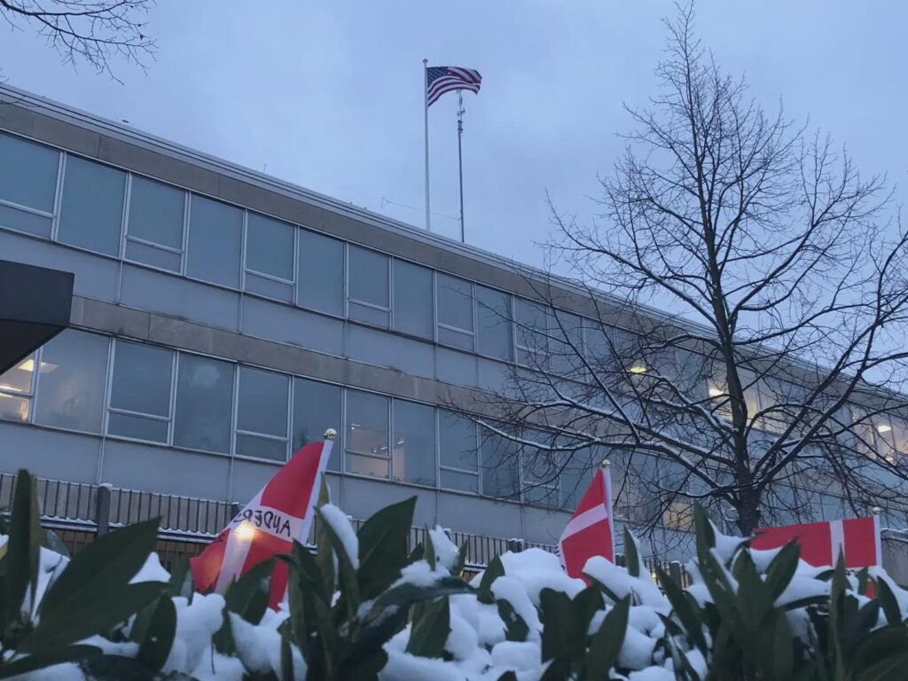 Criticism rains down on the American embassy: "Pissing on Danish veterans"