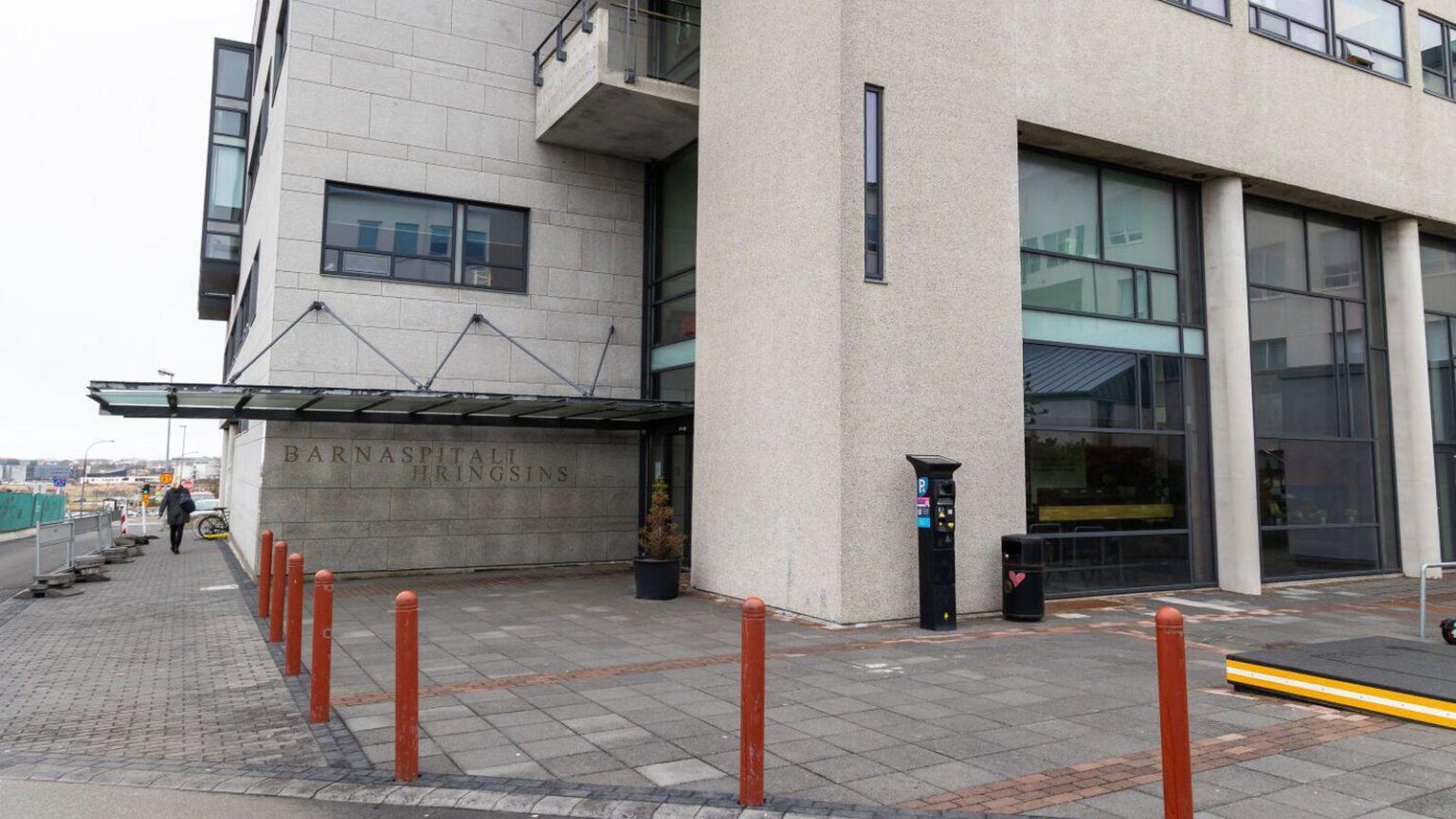 Young child with measles at Landspítalan - Vaccination due to exposure must take place no later than January 8th connected to the flight and January 9th connected to the Children's Hospital - Indicator