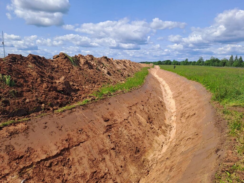 The Estonian Defence Forces and the Estonian Centre for Defence Investments are constructing anti-tank ditches along Estonia’s southeastern border as part of the Baltic Defence Line, designed to stop a potential enemy advance from the first metres of the national border. Photo: Estonian Centre for Defence Investments.