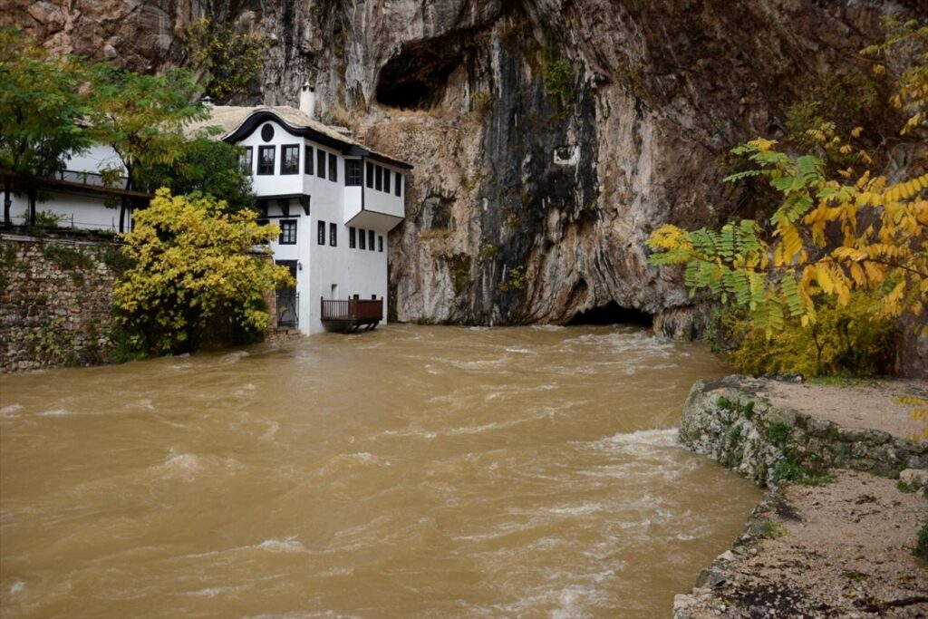 Red Warning for Heavy Rainfall, Citizens urged to be cautious