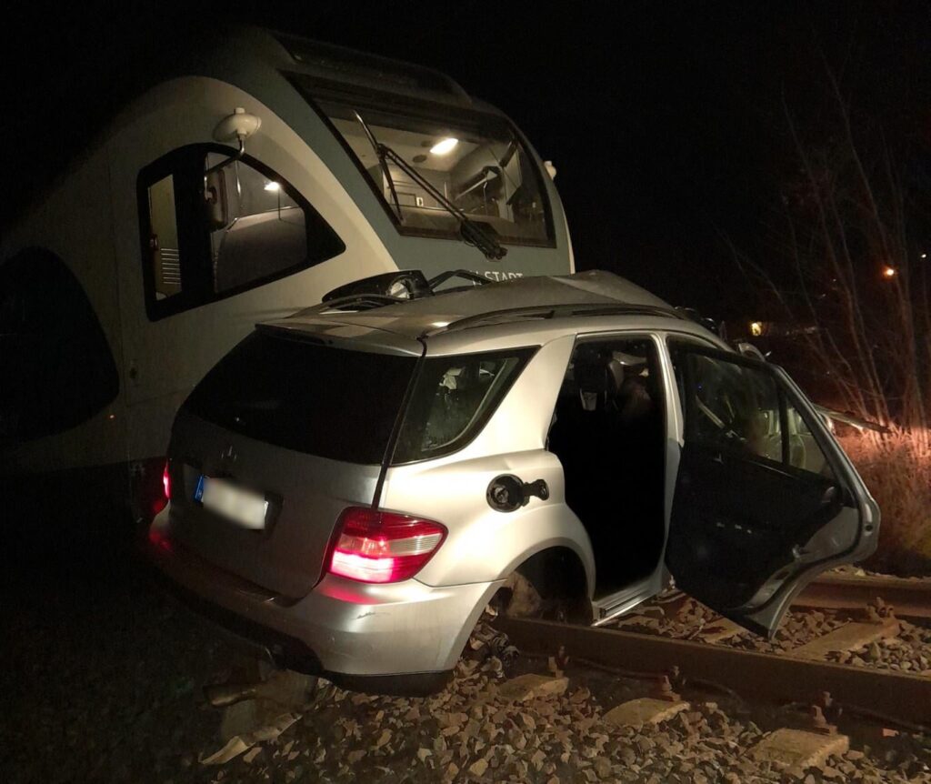 The driver who caused the death of four people drove onto the train tracks despite the red signal