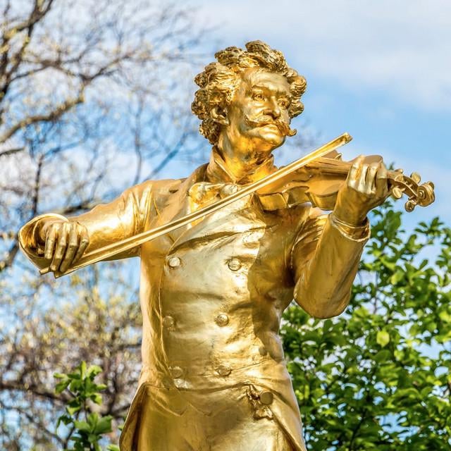 RNE Documents: "The musical empire of the Strauss"