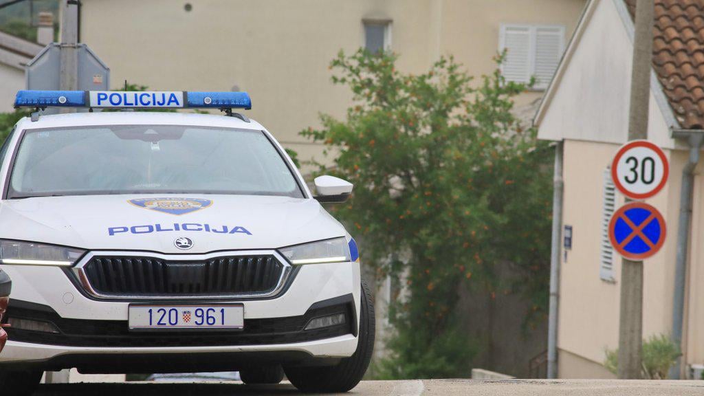 A drunk Russian woman attacked a security guard with an erotic toy 24ur.com