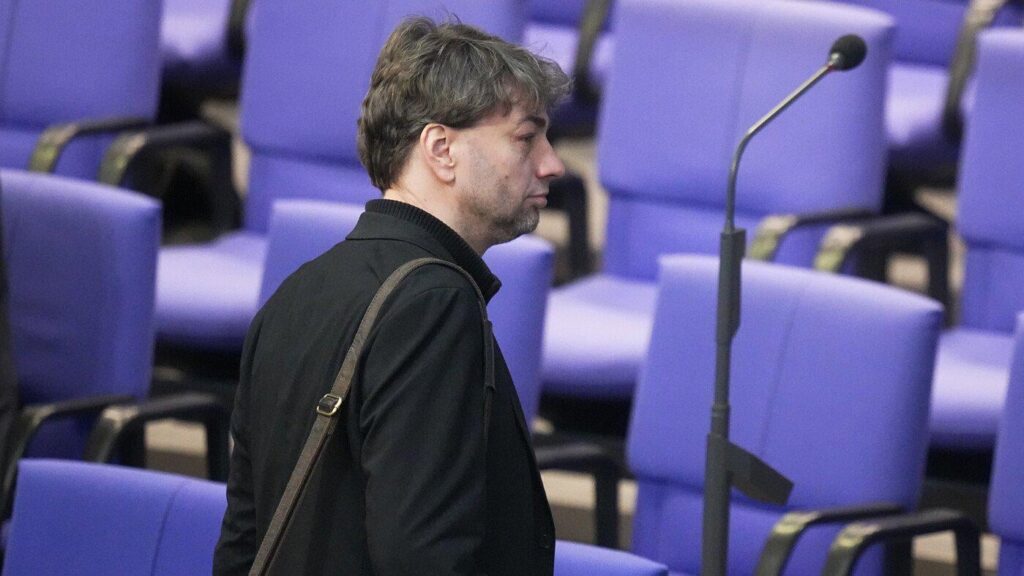 “I love looking at your pictures”: She wants an internship, yellow hair sends a flame emoji to the swimsuit photo