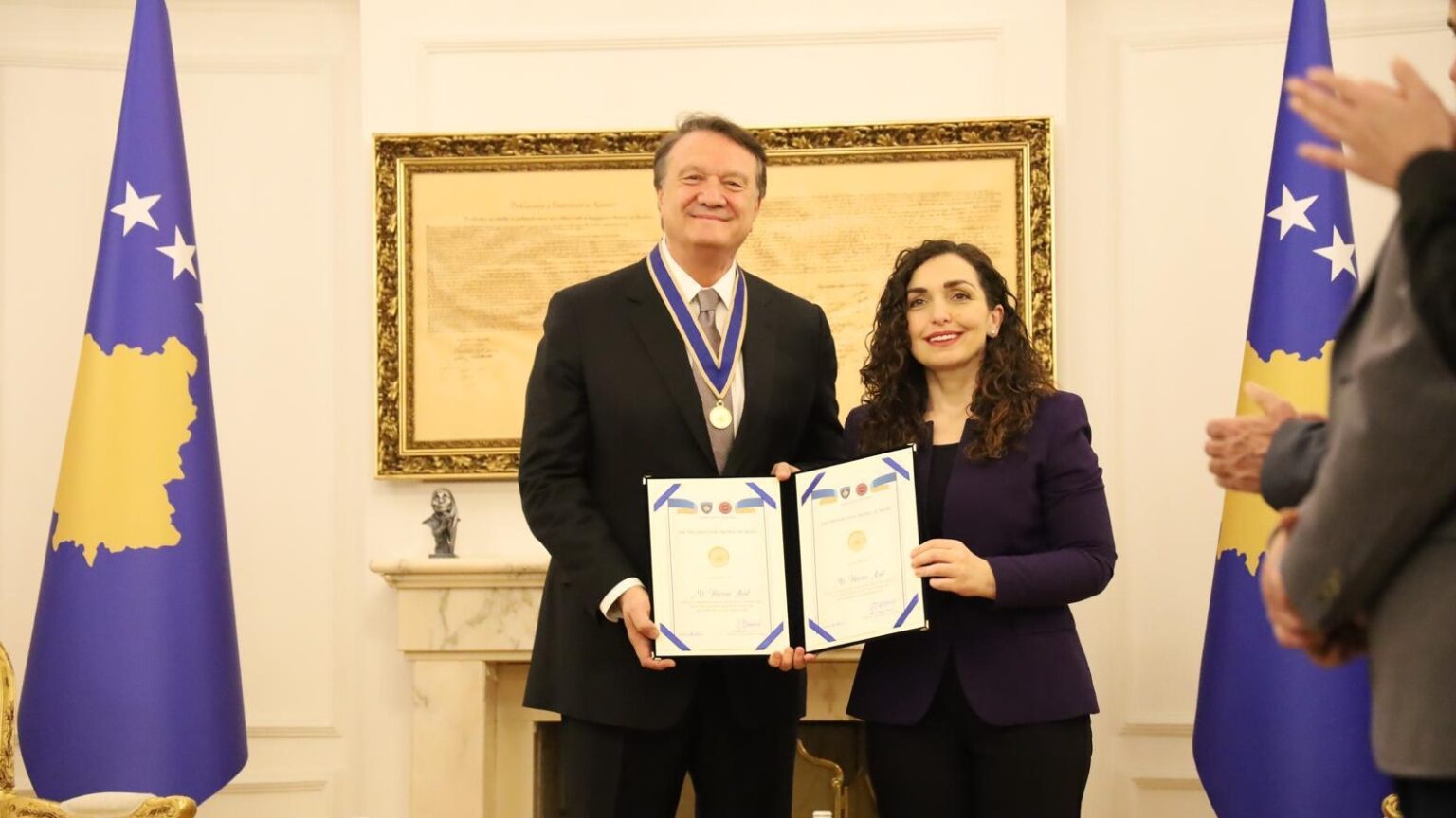 Hasan Arat receives high honor from Kosovo