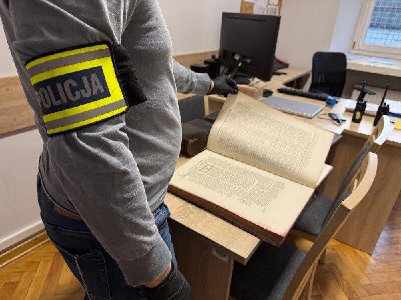 שוטר פולני עם כרך מהתלמוד הבבלי שאותר