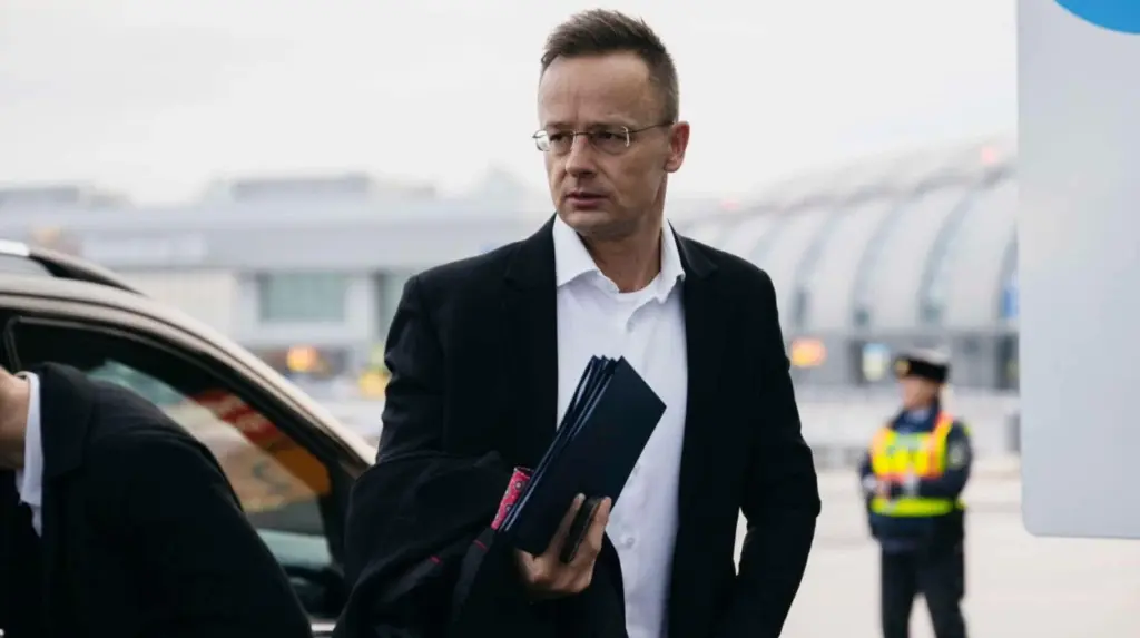 Hungarian Minister Peter Szijjarto Offers UK One-Word Migrant Solution Hungarian Foreign Minister Peter Szijjarto offers Keir Starmer communication solution