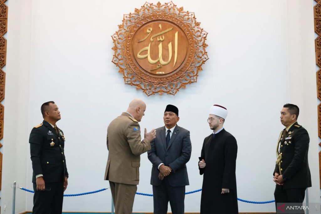 Indonesia's defense minister highlights Bosnia ties with mosque visit