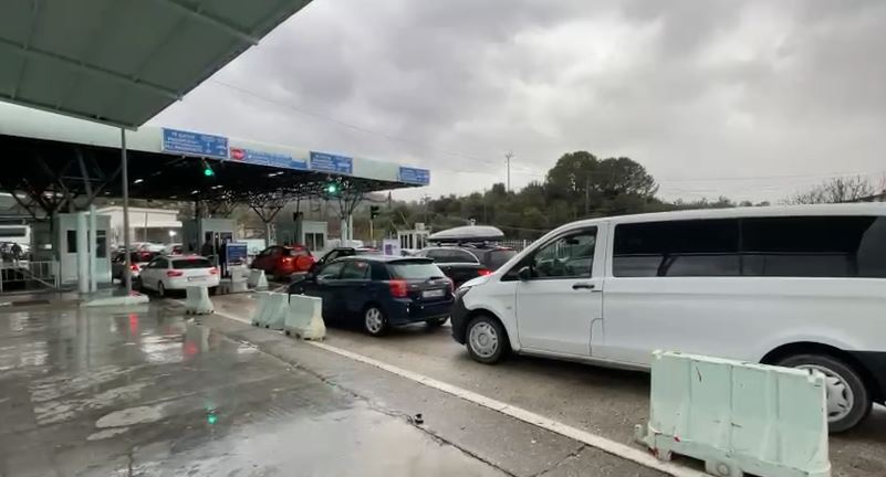 Kapshtica: High Flow of Albanian Migrants Returning to Greece Continues