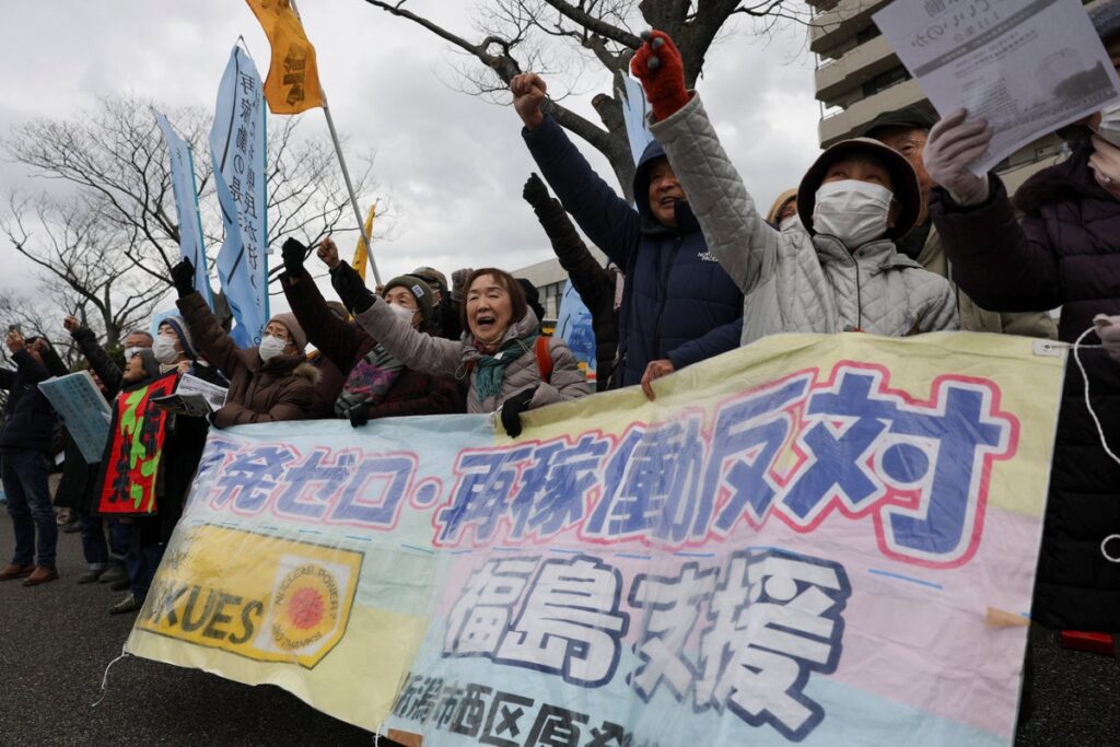 Japan halts restart of world’s largest nuclear power plant after just 24 hours Japan halts restart of world’s largest nuclear power plant after just 24 hours