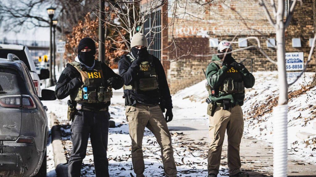 Video supposedly shows incident: ICE officers apparently wanted to break into the Ecuadorian consulate in Minneapolis