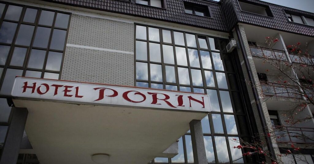 Drama in the Porin hotel, two foreigners attacked security guards, a Russian woman hit them with an artificial genitalia and pounded on the car. The court confiscated her toy