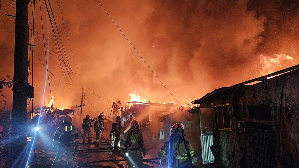 Fire in Gangnam’s Guryong Village being fought for over four hours… flames intensify, response raised to Level 2