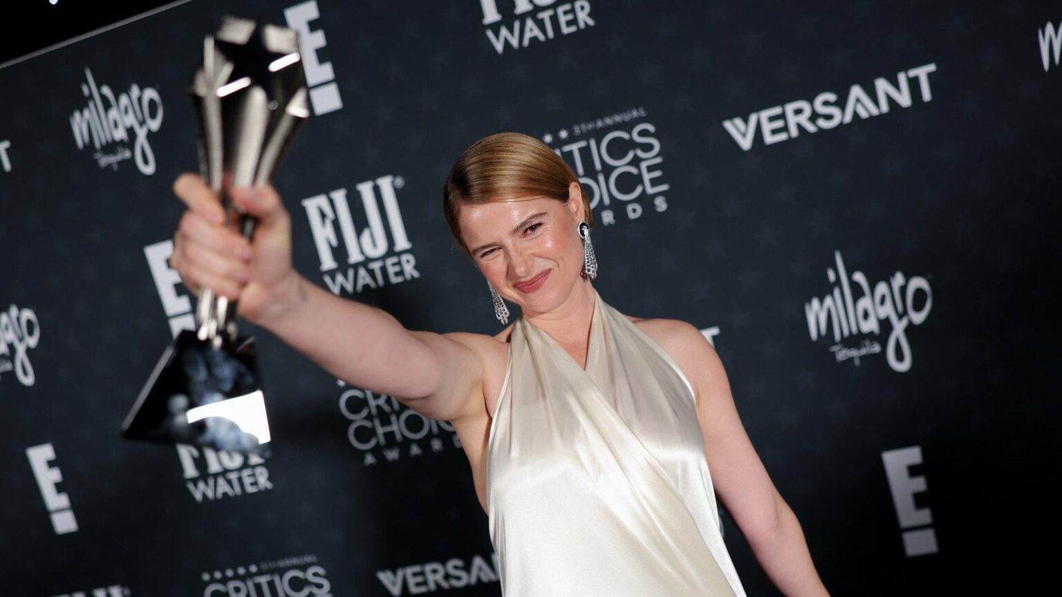Jesse Buckley Wins Best Actress at Critics Choice Awards, is clear front runner for Oscar